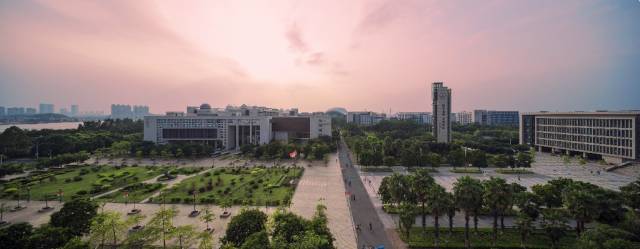 广州大学校景。